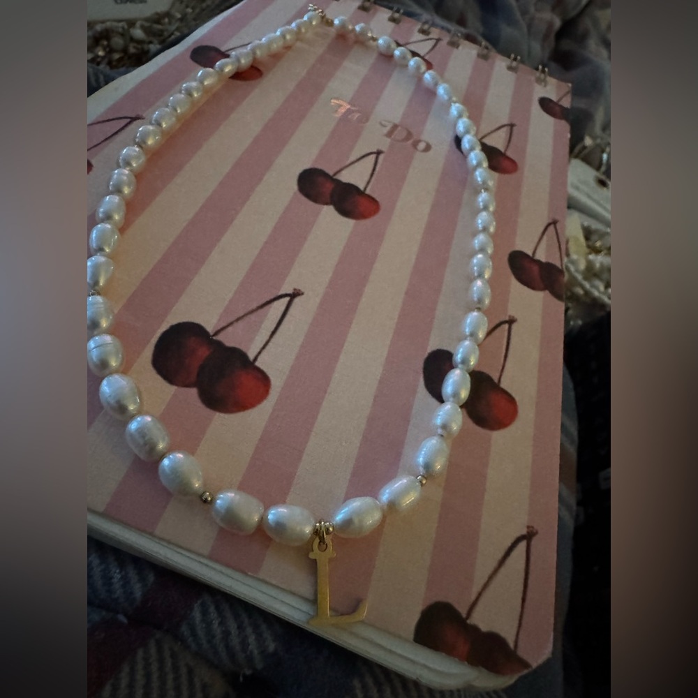 L necklace with pearls